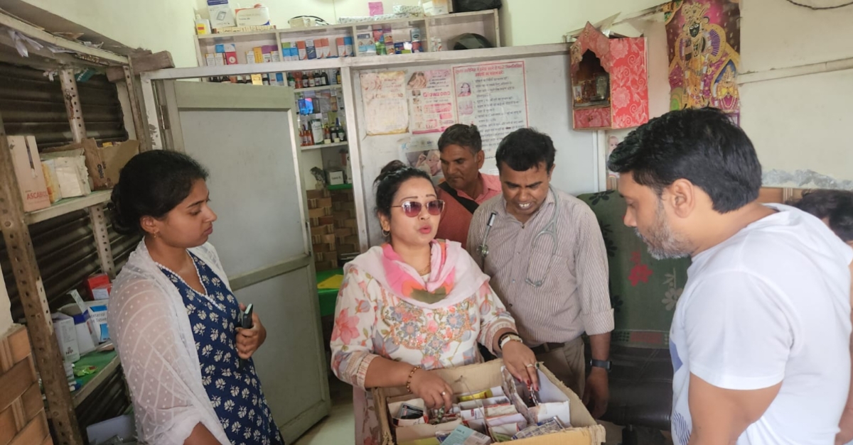 💊 स्वास्थ्य से खिलवाड़ नहीं! खड़खड़ी में ड्रग इंस्पेक्टर की छापेमारी से उड़ी मेडिकल स्टोर्स की नींद