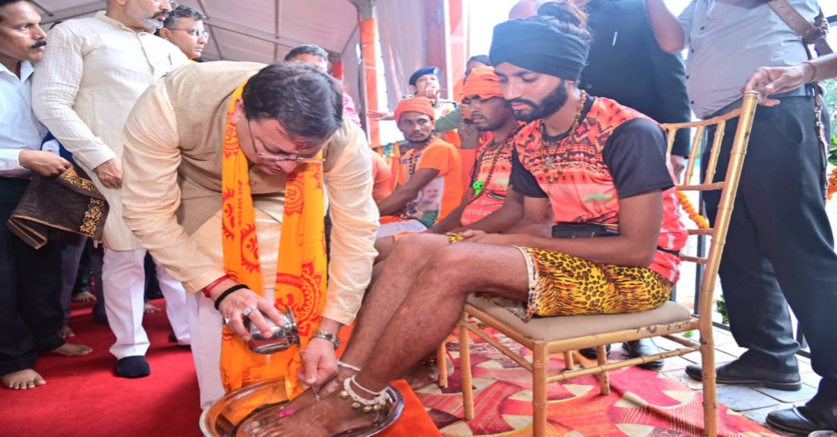 वीडियो, मुख्यमंत्री धामी ने ओम पुल पर कांवड़ियों का किया सम्मान, भजन संध्या में लिया हिस्सा