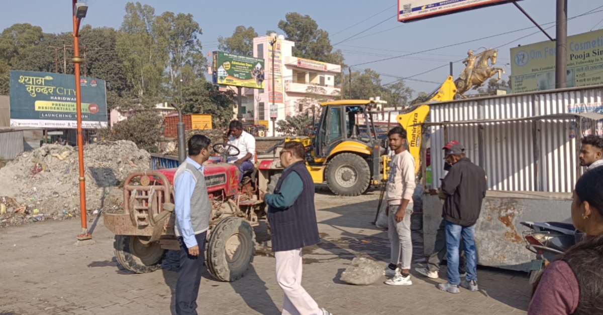 मुख्यमंत्री के निर्देशन में धर्मनगरी हरिद्वार को स्वच्छ,क्लीन एवं मॉडल जनपद बनाने के लिए  आठवें दिन भी स्वच्छता अभियान जारी रहा।