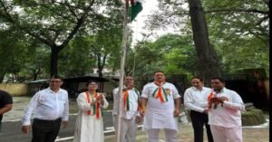 🇮🇳 जिला पंचायत कार्यालय में शान से लहराया तिरंगा, किरण चौधरी ने किया ध्वजारोहण